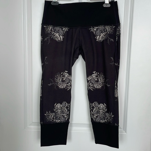 RYU Black athletic capri leggings with white rose print on front and back Size M - Picture 1 of 5